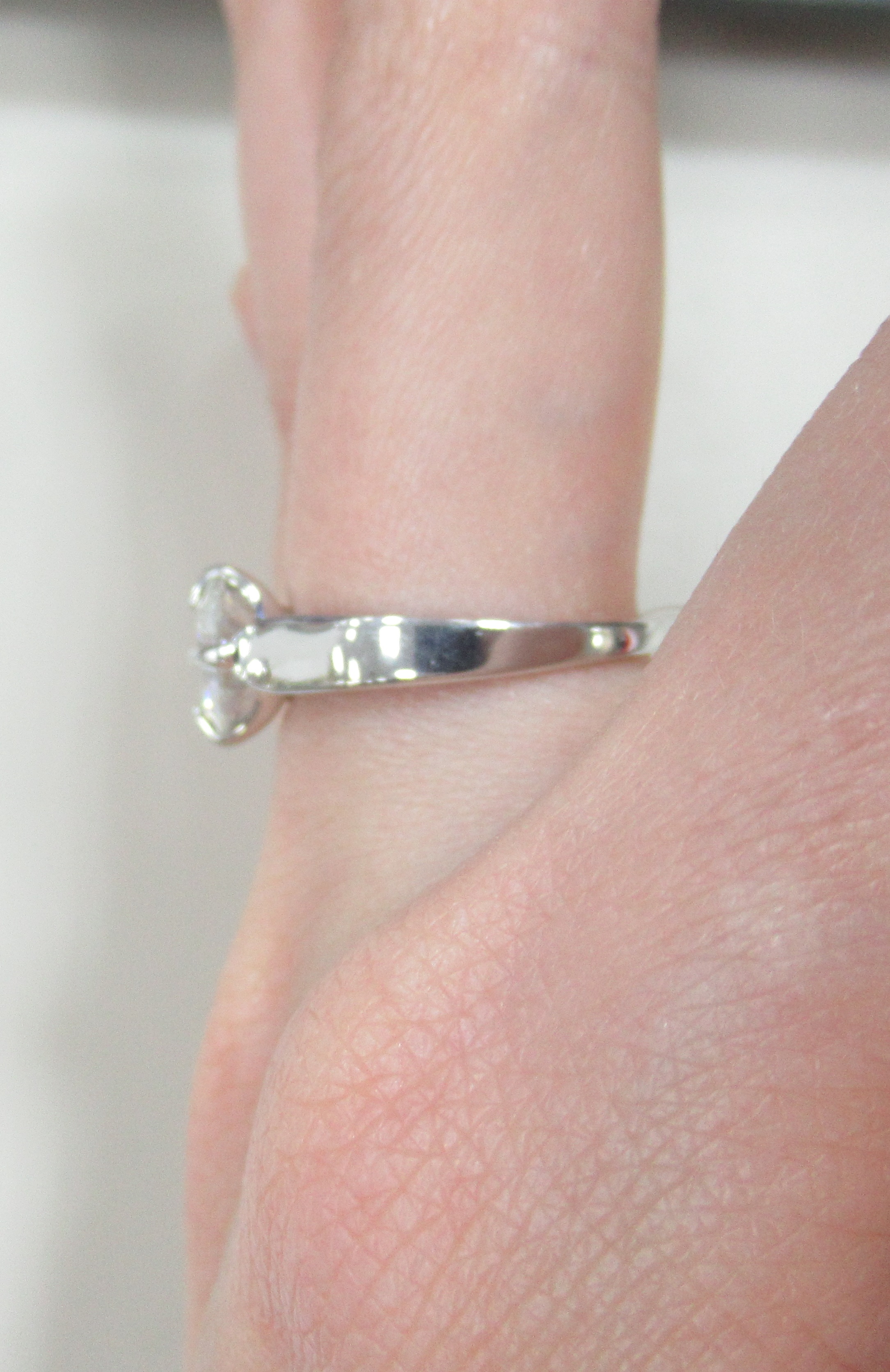 Серебряное кольцо с муассанитом